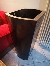 Vaso alto in alluminio colorato marrone scuro.