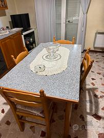 Cucina e divano a tre posti