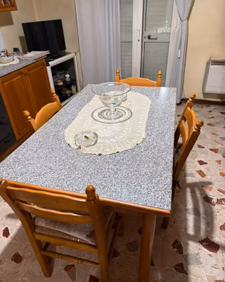 Cucina e divano a tre posti