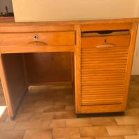 Scrivania con serrandina legno di faggio anni ‘50.