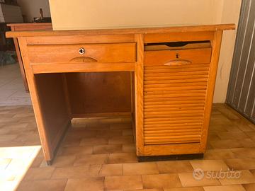 Scrivania con serrandina legno di faggio anni ‘50.
