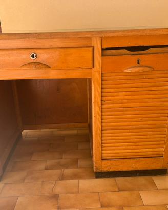 Scrivania con serrandina legno di faggio anni ‘50.