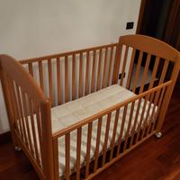 lettino e materasso per neonato