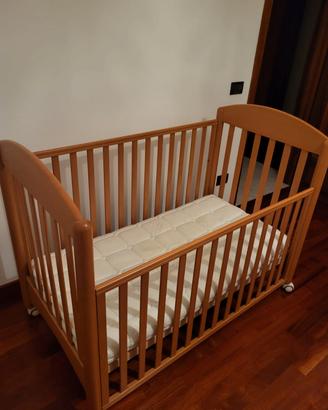 lettino e materasso per neonato