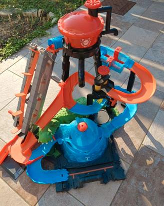 Autolavaggio hot wheels con coccodrillo