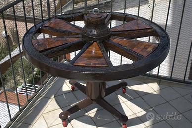 Tavolino Ruota di carro antica girevole con freno