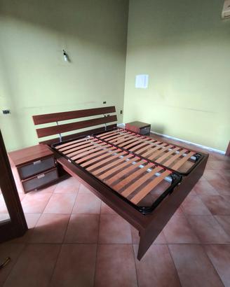 letto matrimoniale con doghe e 2 comodini