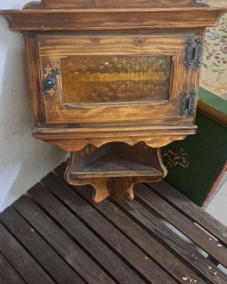 Mobile in legno  per l`angolo