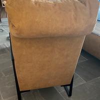 Poltrona color giallo senape con poggiapiedi