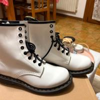 Dr Martens Lamper White