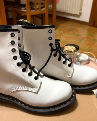Dr Martens Lamper White