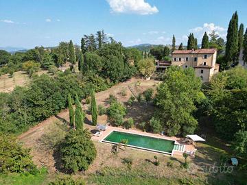 Rustico / Casale di 340 m² con 5 locali e box auto