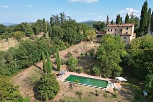 Rustico / Casale di 340 m² con 5 locali e box auto