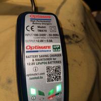 Carica batterie manutentore batterie al litio.