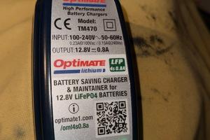 Carica batterie manutentore batterie al litio.