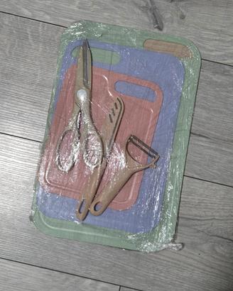 taglieri con coltello, forbici e pelapatate 