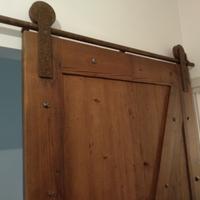 porta in legno vecchio su carrucola ferro arruggin