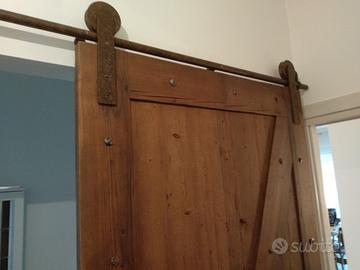porta in legno vecchio su carrucola ferro arruggin