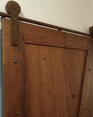 porta in legno vecchio su carrucola ferro arruggin