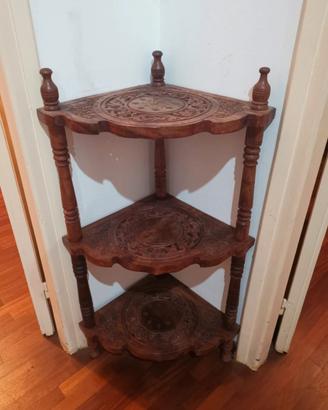 angoliera intagliata a mano 