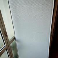 2 Materassi in poliuretano foderati.