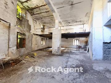 RONCIGLIONE - LOCALE MAGAZZINO CON ACCESSO CARRABI