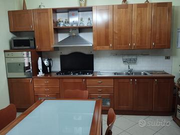 Cucina tavolo sedie legno noce