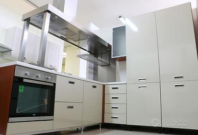 Cucina componibile con penisola ciliegio-avorio