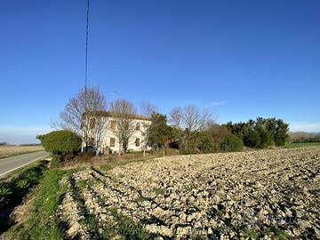 ARGENTA - Abitazione con proservizi e corte