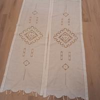 Tende per finestra finemente ricamate