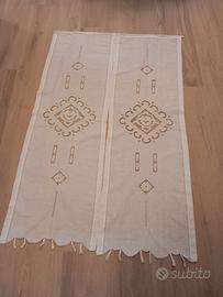 Tende per finestra finemente ricamate