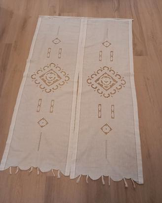 Tende per finestra finemente ricamate