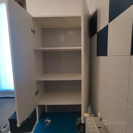 Mobile sopra lavatrice di colore bianco 