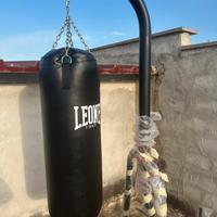 Stazione sacco da Boxe + sacco + guantoni