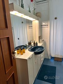 Mobile bagno con lavabo e specchio