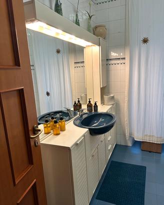 Mobile bagno con lavabo e specchio