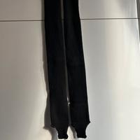 Scaldamuscoli lunghi con staffa in maglia a coste.