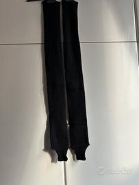 Scaldamuscoli lunghi con staffa in maglia a coste.