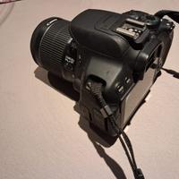 Reflex Canon 700D con obiettivo e accessori