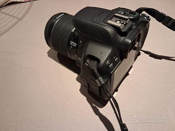 Reflex Canon 700D con obiettivo e accessori