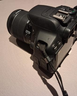 Reflex Canon 700D con obiettivo e accessori