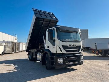 Iveco Stralis 310 Euro 6 con ribaltabile trilatera