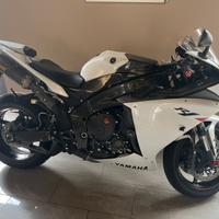 Yamaha r1