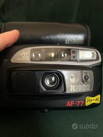 Fotocamera analogica Ricoh 35mm punta e scatta