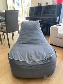 Pouf beige marca “La forma”