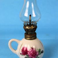 Piccola lampada a petrolio in porcellana bianca