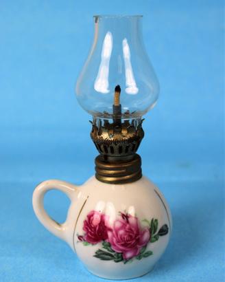 Piccola lampada a petrolio in porcellana bianca