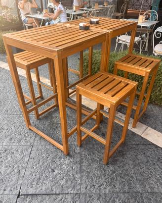 Tavoli e sgabelli in legno