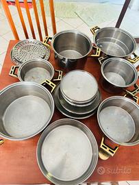 Set di pentole in acciaio e oro