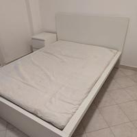 struttura letto 140x200, doghe, materasso, comodin